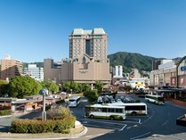 呉駅前からは，空港リムジンバスや呉市内各所へはもちろん，広島市中心部への直通バスも運行されています。