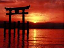 日本遺産「白鬚神社」の湖中にそびえる鳥居と神秘的な日の出