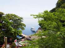 ホテル近くの港から25分の船旅で、びわ湖に浮かぶ神秘の島「竹生島」へ