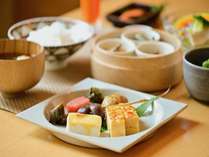 朝からご飯のすすむ、地元食材を中心に使った和食の惣菜が並びます
