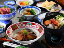 【竹コース】最も人気なコース。小鍋や小鉢が並びます。