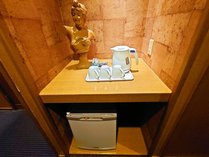 デラックスタイプ冷蔵庫・ポット・お茶コーヒーセット＜写真は部屋タイプの一例です＞