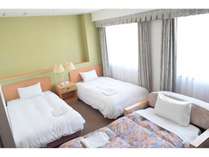 ツインルームCタイプ29.00平米のお部屋にベッドをお１つプラスした３人部屋。ホテル北側