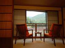 箱根の山々が見渡せる須雲川沿いの客室