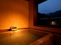 夕景より見える箱根「雲雀」客室露天風呂