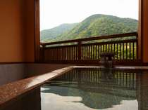 箱根外輪山を眺めながら入る客室露天風呂「瑞雲」