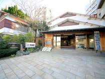 【外観】JR鳥羽駅徒歩3分の好立地★玄関前には水琴窟もあり、街中ながら風情があります。