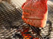 ■信州アルプス牛ステーキは炭火でさっと炙って