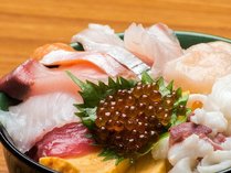 *【お食事】海鮮丼御膳：北海道ならではの新鮮でおいしい魚介類をふんだんに使用しています