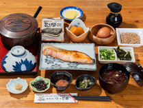 和朝食：兵庫の行列ができる卵かけご飯屋さん「丹熊」と同じ生卵をご用意！焼き魚やおかず等あわせて