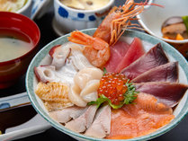 選べる夕食：オホーツク海鮮丼！旬の海鮮をたっぷりとのせた海鮮丼と地産の食材を中心としたおかずをご用意