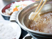 自家製の鍋出汁を使った淡路島産鱧すき鍋には、淡路島産玉ねぎなど新鮮なお野菜もたっぷり使用しています！