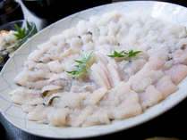 自家製の鍋出汁を使った鱧すき鍋には、淡路島産の玉ねぎなどの野菜もたっぷり使用しています。