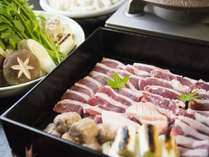 特製割下で鴨もも肉や鴨つくねをお野菜や豆腐等と一緒にお召し上がり下さい。有馬山椒をふるのもおススメ。