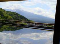 湯船に映る富士山　