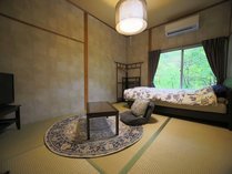洗面＆トイレは共有スペースを利用。昭和レトロ風の6畳一間のシングルルーム
