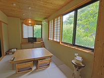離れの間和洋室の和室。琉球畳がお洒落な雰囲気を演出してくれる。
