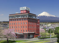 東名インター入口の６階建て赤レンガ張りの富士パークホテル　最上階は展望レストラン☆ヴィルゴ 写真