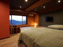 【ツインベッドルーム】ベッドの位置から山の絶景が楽しめます、窓に近づくと廃業ホテルが目に入ります。