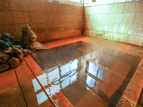 ■【本館　三春屋源泉】白く濁った独自源泉と天然御影石で作られた浴槽。