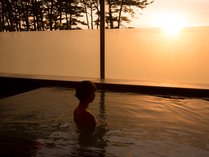 *【1階大浴場】夕陽を眺めながらの入浴は、非日常の贅沢な時間を過ごすことができます。