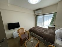 シングルルーム。ゆったりとしたセミダブルベッド×1広々20㎡。各部屋個別空調