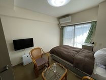 シングルルーム。ゆったりとしたセミダブルベッド×1広々20平米。各部屋個別空調