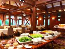 レストラン「フレグラント」朝食風景。信州野菜のサラダはハーフブッフェで