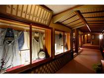 江戸時代の古美術が並ぶ館内