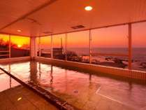 【大浴場　金の船】　　日本海が一望できる大浴場　日本海に沈む夕日がご覧いただけます。