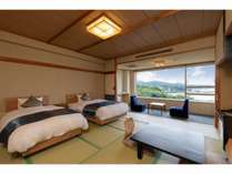 ◆和風ツインベッドルーム◆12畳以上とゆったりサイズ。窓も大きく景色もお楽しみいただけます。