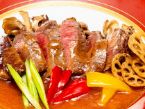 【皇牛のステーキ】余分な脂肪が少なく、肉質はやわらかく旨味たっぷり。濃厚な特別ソースと共に。