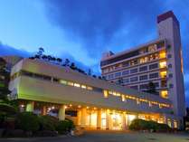石和温泉駅から徒歩5分の好立地！甲府盆地を見渡す8階建てのホテルです。
