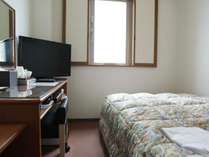 【シングルルーム】ベッドのサイズは130cmのセミダブルタイプをご用意しております。　