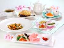 【食事】春の夕食スタンダードコース一例。桜エビや山菜など春の食材を使用した中華料理コースです。