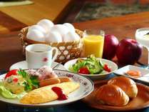 【朝食　全体の一例】こだわりのフレーバーコーヒーにサラダやオムレツとボリューム満点の手作り朝食♪