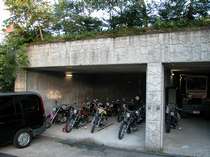 ガレージ内のバイク/ホテル白樺荘玄関前(例)