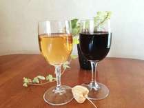 夕食時にグラスワインをお付けします。赤、または白をお選びください。