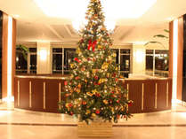 【11/1～12/25】正面ロビーではクリスマスツリーがお出迎えします