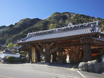 雲仙みかどホテル本館　銘木・空中露天・豪華ビュッフェの宿 (長崎県)