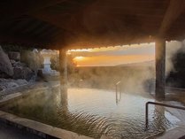 【大浴場・天空の湯】朝焼けを眺められる朝風呂もおすすめ。絶景に癒され、1日の始まりに元気をもらえます