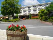 花と緑に包まれた、足和田ホテル外観 写真