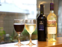 フリードリンクは、赤ワイン/白ワイン・ソフトドリンクをご用意。