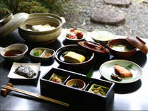 京湯豆腐と手作りおばんざいの朝ごはん♪炊立て京北米とご一緒にどうぞ＾＾