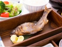 ご朝食一例：十津川の清流で育った鮎は、ふっくらとした身肉と香ばしさが相まって品の良い贅沢な味わい。
