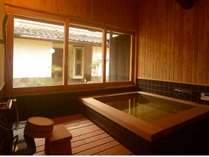 強力な抗菌殺菌作用のある青森ヒバ風呂からは庭が見えます。窓を全開にして露天風呂にようにお寛ぎ下さい。