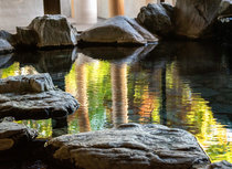 世界有数三朝温泉の自家源泉を保有し、100％源泉かけ流しの湯が心身を癒します。