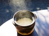ご当地米を温泉水で「土窯」炊き。ふっくら艷やかなご飯をどうぞ。