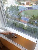神宮球場側のお部屋では、窓の通気口を開けていただくと試合開催時は臨場感を味わえます！