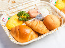 ・【朝食BOX】焼き立てパン、ソーセージ、卵料理のBOX。たっぷり食べて良い1日のスタートを！